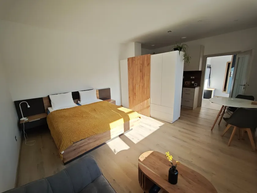 Lovely studio apartment on a quiet street - Image 1