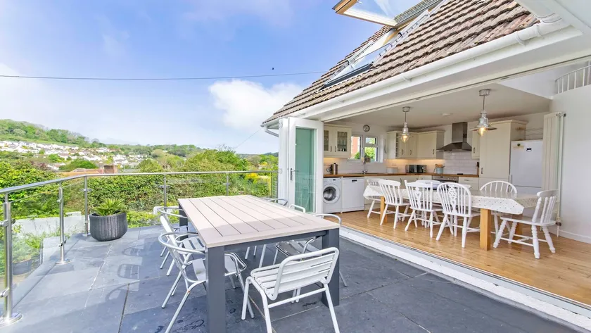 Rooftops Sleeps 8 Hot Tub Views Log Burner - Image 1