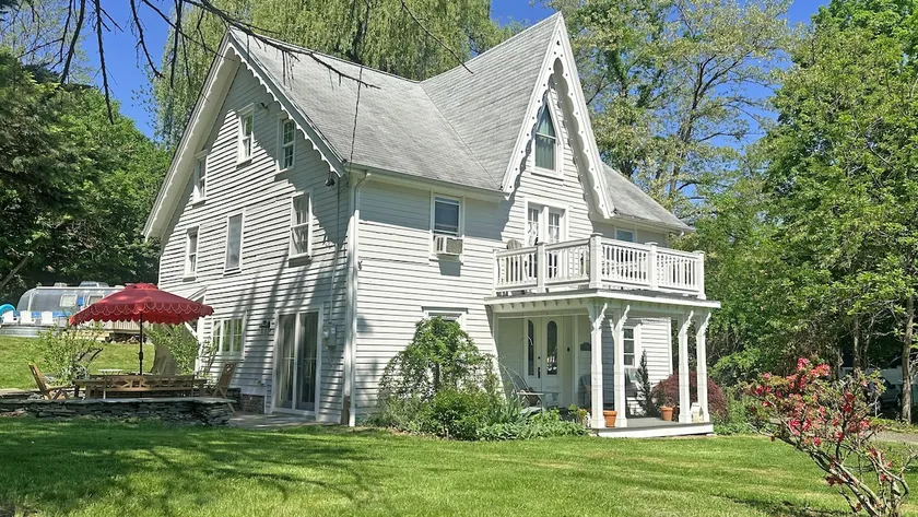 Cozy Riverfront Victorian in the Hudson Valley - Image 1
