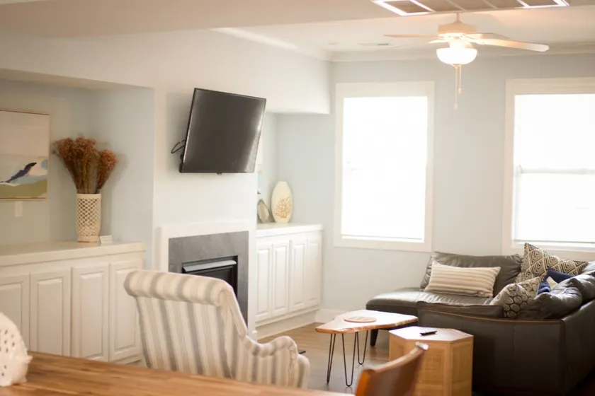 Ocean Breeze | 3 Blocks to Beach + 2 Living Areas - Image 1