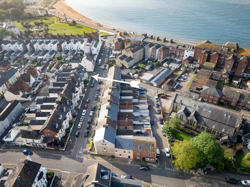 NEW Large House By The Beach Exmouth Sleeps 10 - Image 1