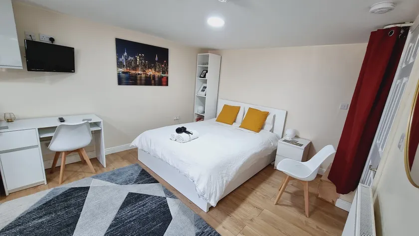 Gorgeous Studio Apartment-parking-garden Wi-Fi-TV - Image 1