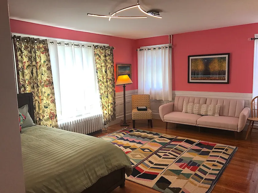 3 Queen Huge 1-Bdrm Beverly Farms - Image 1