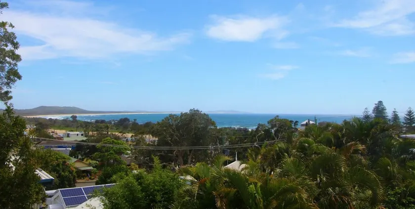 Lorikeet Retreat, 11 Hodgson Street - Image 1
