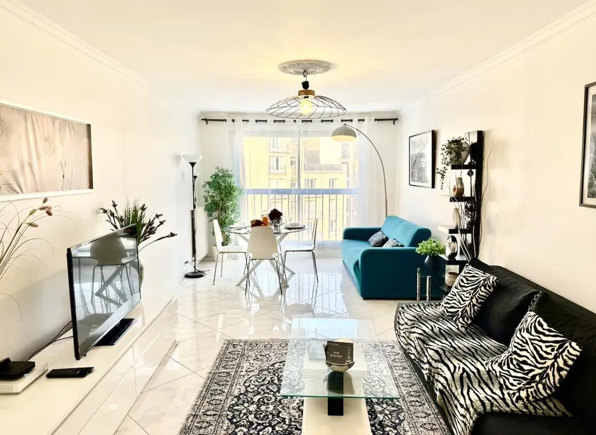 High standing accommodation, close to the Eiffel Tower - Image 1
