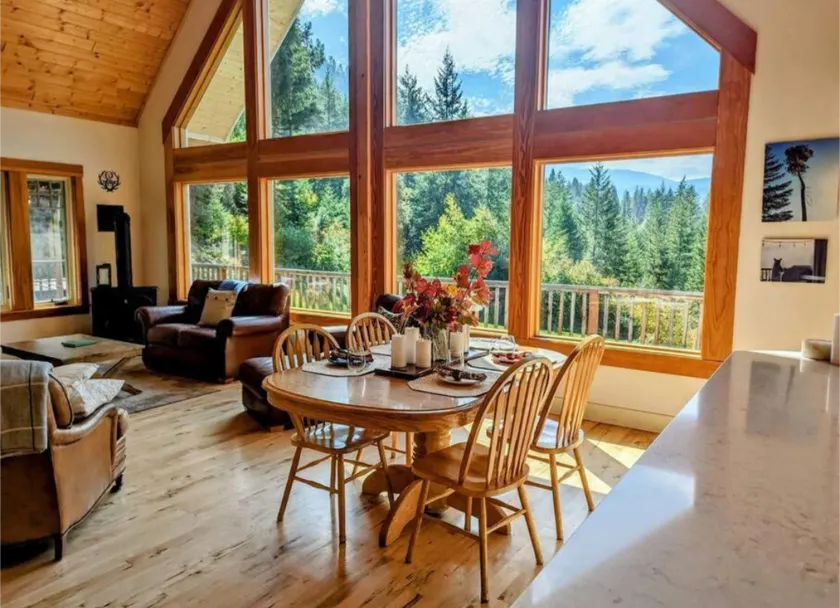 Spektakulær udsigt over bjergene og 5 private acres venter på denne Leavenworth-lodge - Image 1