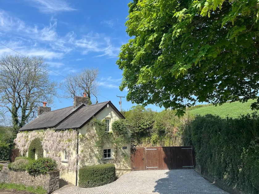 Beautiful 18th Century Cottage - Image 1
