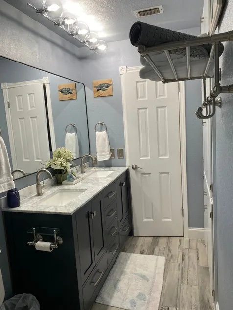 Robins Nest \"The Best Nest In Town\"  Newly Remodeled Master Bath. - Image 1
