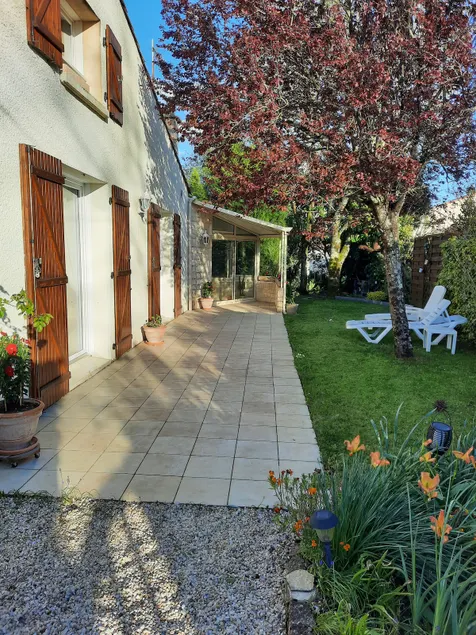 Large bright house with garden - Image 1