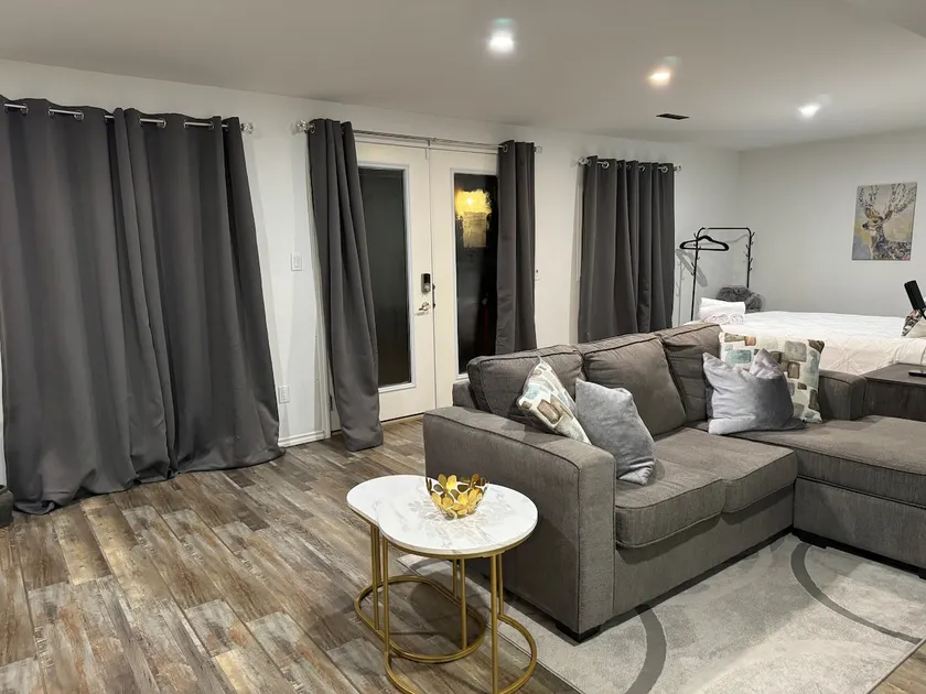 Cozy Suite:Kitchenette,Large Bath,Fireplace,Desk - Image 1