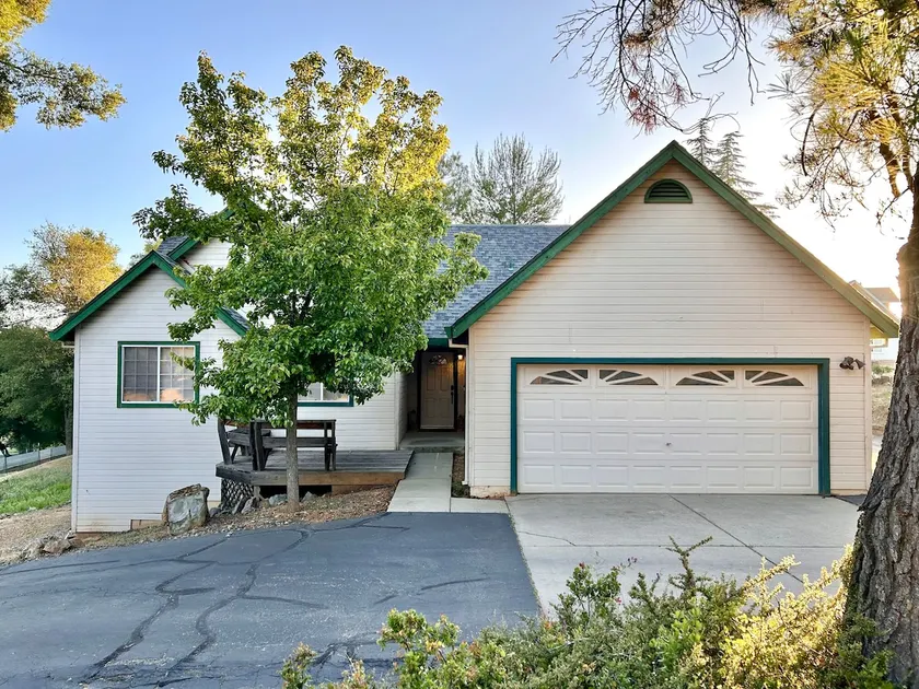 Mountain house, visited by deer, near Yosemite - Image 1