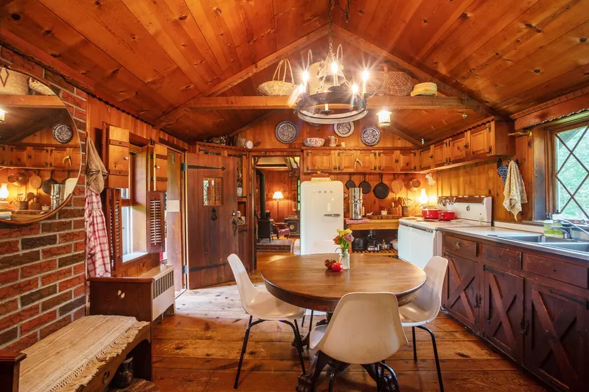 Storybook Cottage on 20 acres - Image 1