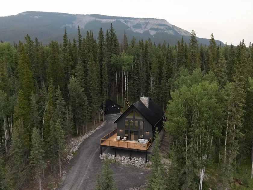 Nordegg Cabin with Barrel Sauna - Image 1