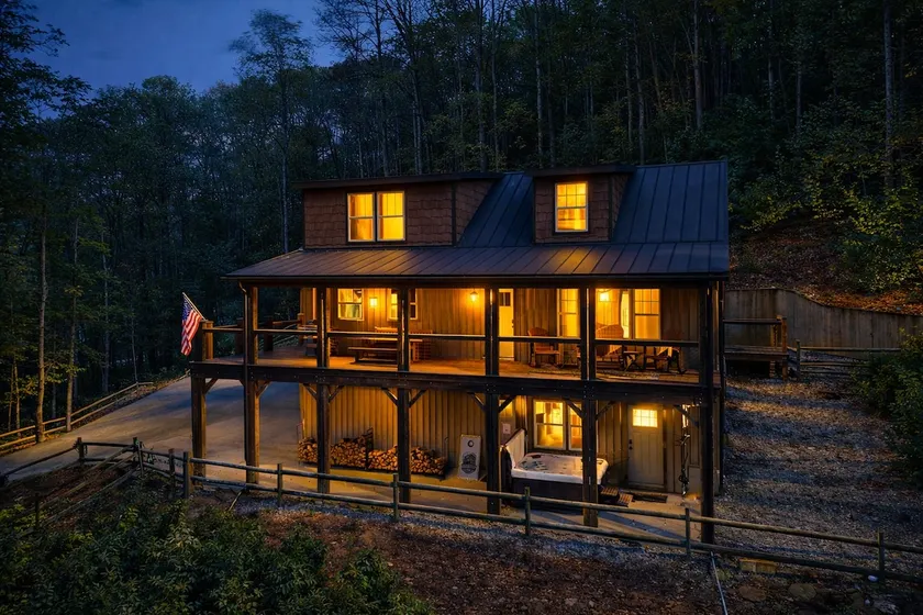 FishTop Cabin; Luksuriøs, Saluda, søer, Hot Tub, ildsted! TIEC-hesteshows. - Image 1