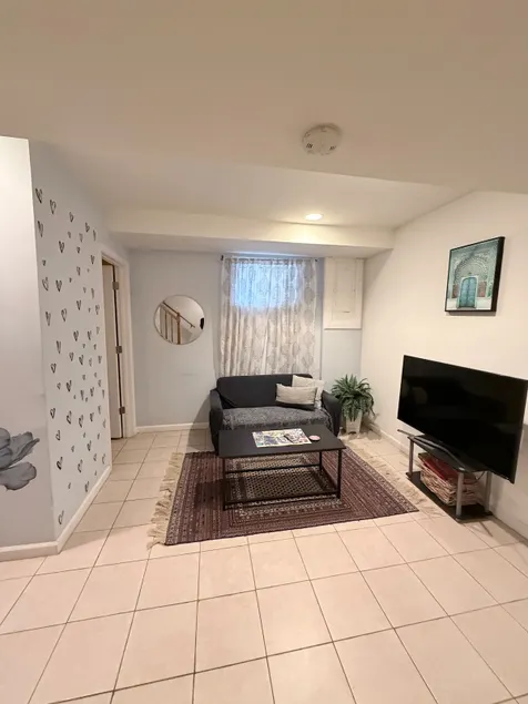 Private entire basement, private bath,free parking - Image 1