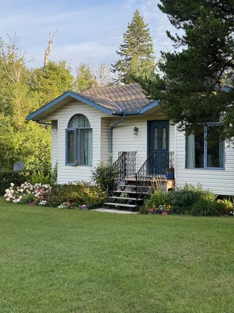 Country Cottage Minutes from Edmonton - Image 1