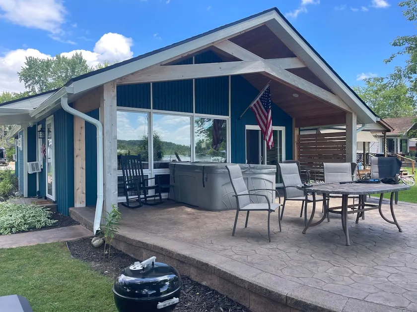 Lakefront cottage - Image 1