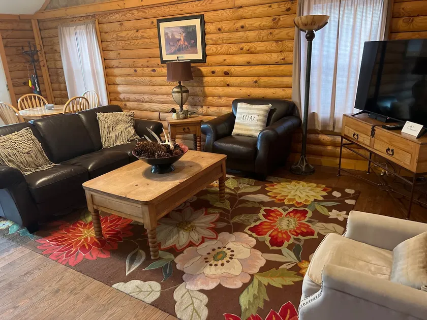 Mark Twain Lodging - Cabin 3 Outdoor Retreat - Image 1