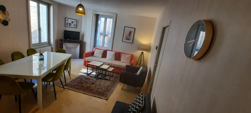 3-bedroom apartment in the historic heart of Thiers - Image 1