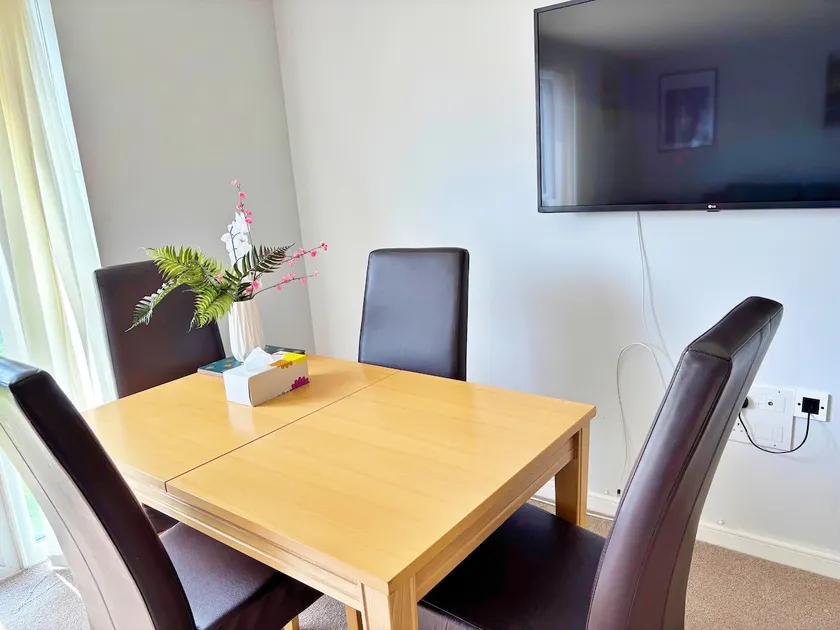 Newbuild - 3 bedrooms, 2 baths,5 mins from airport - Image 1