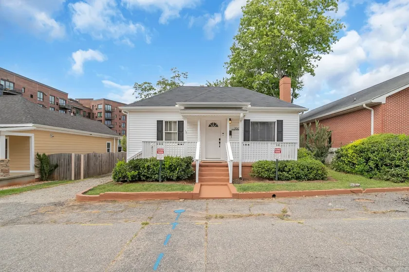 Walkable 3BD Home Prime location to DT w/ Parking - Image 1