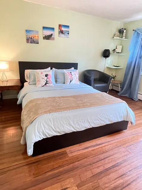Spacious, private rooms near beach & Newport - Image 1