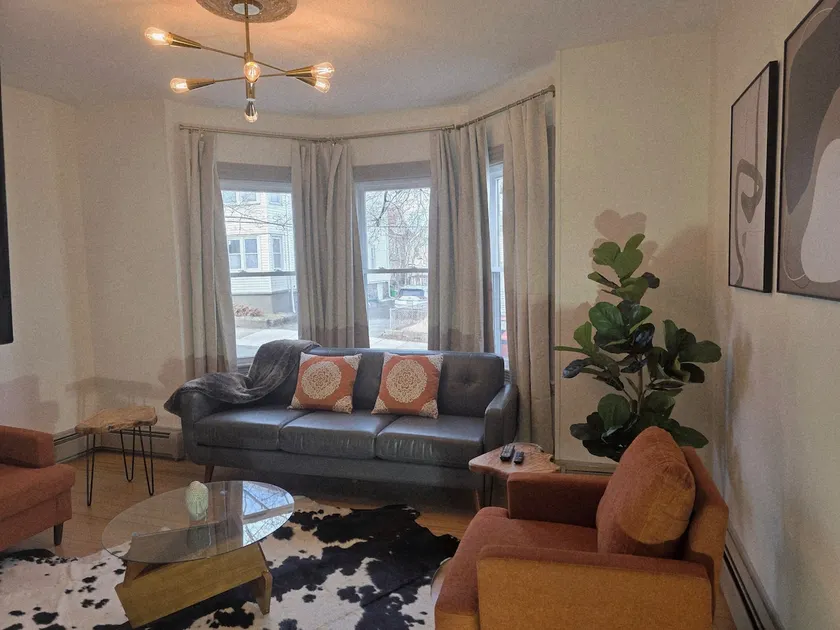 Modern and Spacious Condo/ w parking! - Image 1