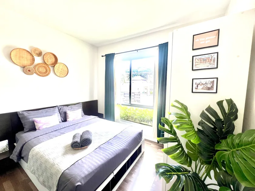 24hr check in • free Nepresso • 5 mins to airport - Image 1