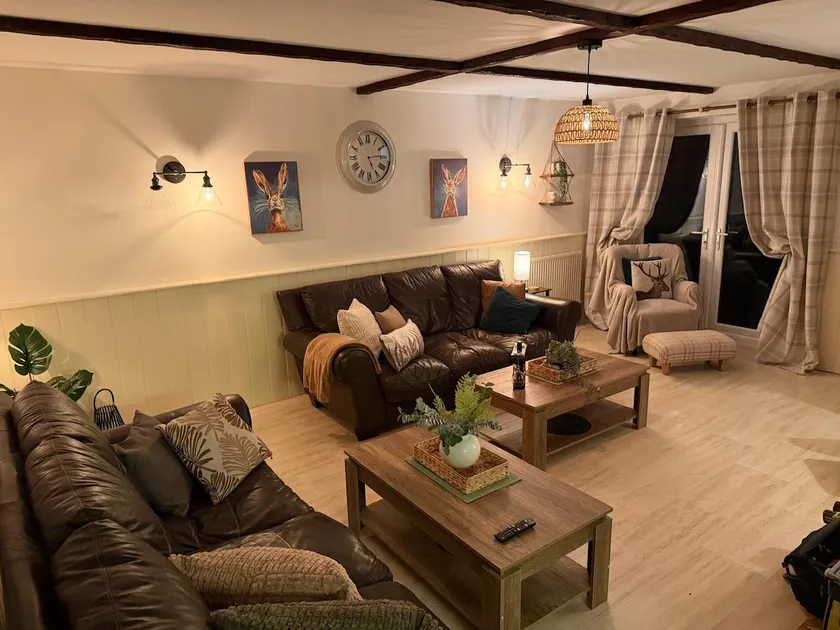 A cosy cottage in Shanklin Old Town with 15% off Red Funnel travel. - Image 1