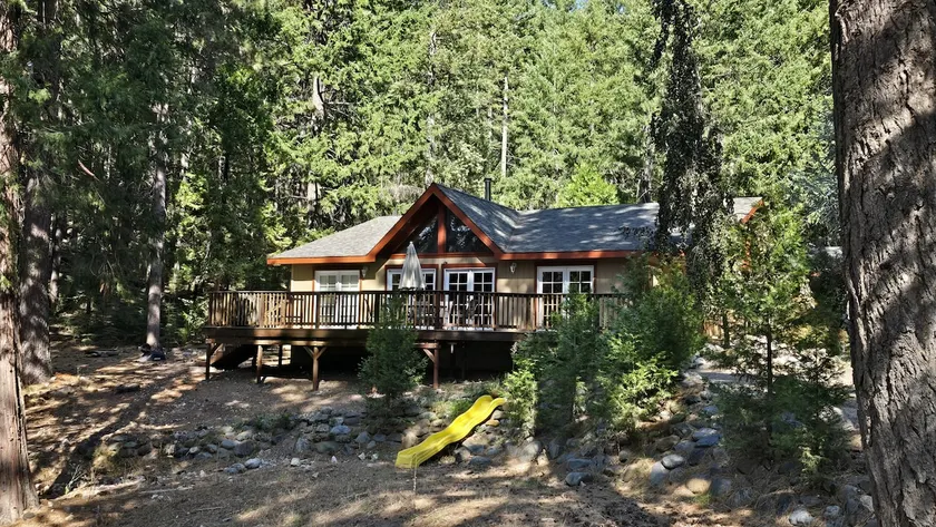 Summit House Managed by Mt. Shasta Vacation Rental - Image 1
