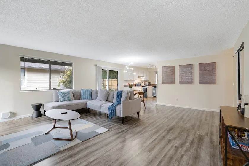 Spacious and bright 2 bedroom 2 bath home - Image 1