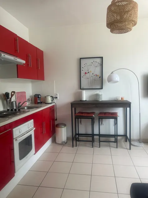 Air-conditioned 2-room apartment with private parking - Image 1