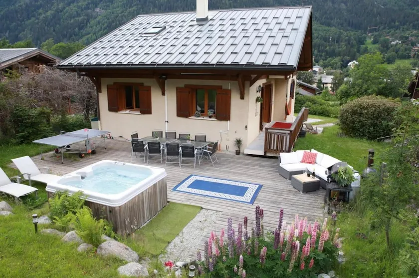 Chamonix Large Chalet, Sleeps 12, 200m2, 5 Bedroom, 4 Bathroom, Garden, Jacuzzi, Sauna - Image 1