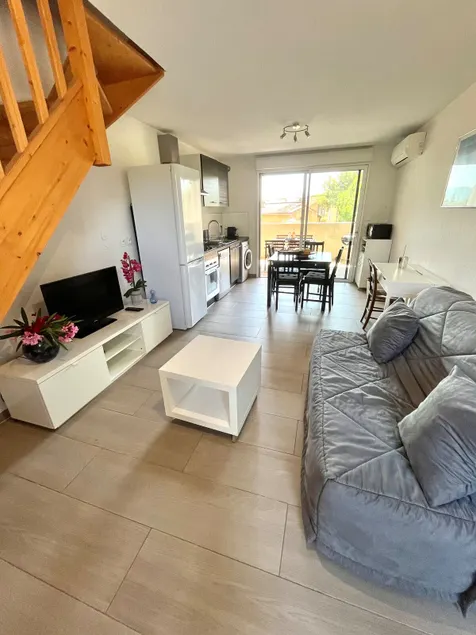 T2 apartment, 40 m2, fully air-conditioned, 350 m from the beach. Private parking - Image 1