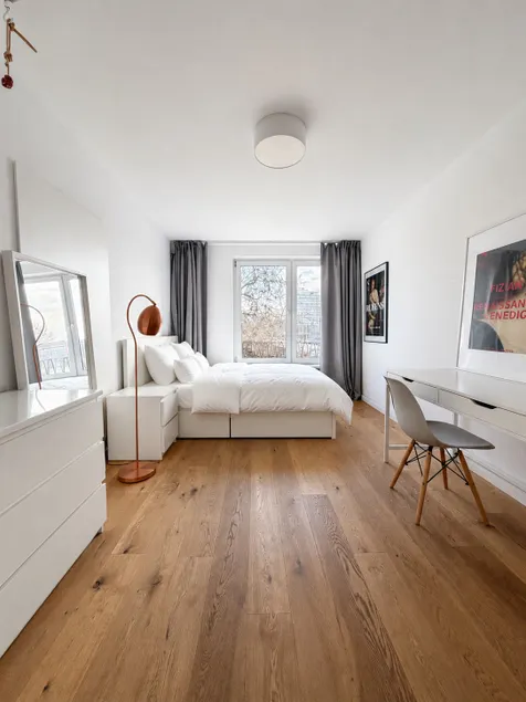 Riverfront Apartment - Image 1