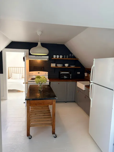 Cozy 2BR upstairs Apartment in Woodstock Village - Image 1