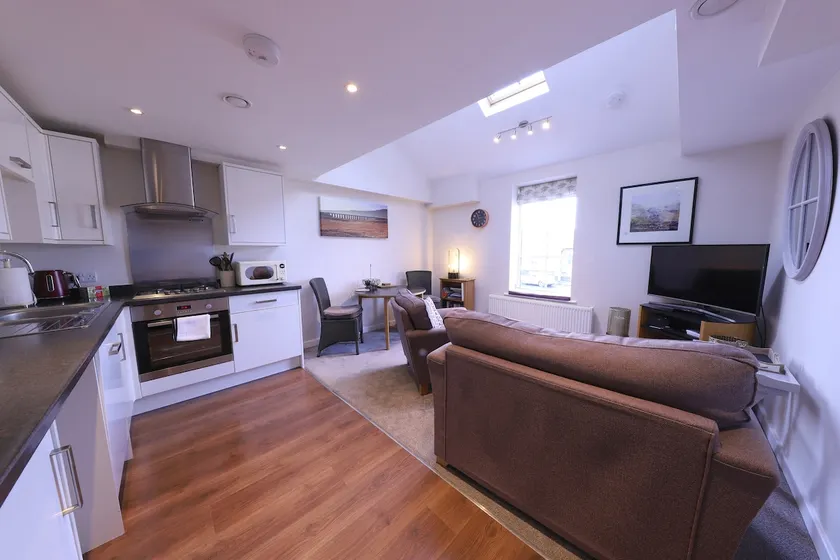 Stationside, garage parking & a super king double - Image 1