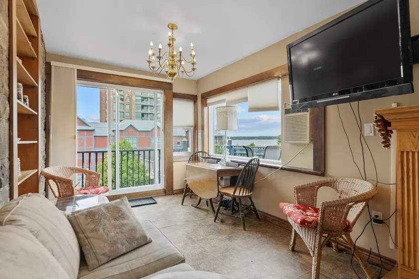 The Penthouse West : The Romeo & Juliet Suite 301 - Image 1