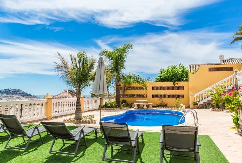 Chalet with great views, pool, barbecue and garage - Image 1
