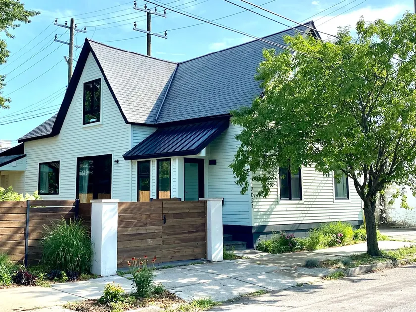 Minty Corktown Retreat with Garden - Image 1