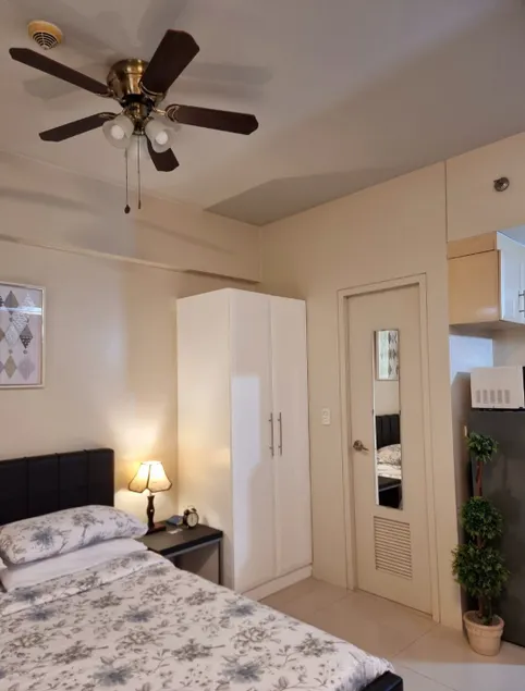 One Palm Tree Villas Condo Across NAIA Terminal 3 - Image 1