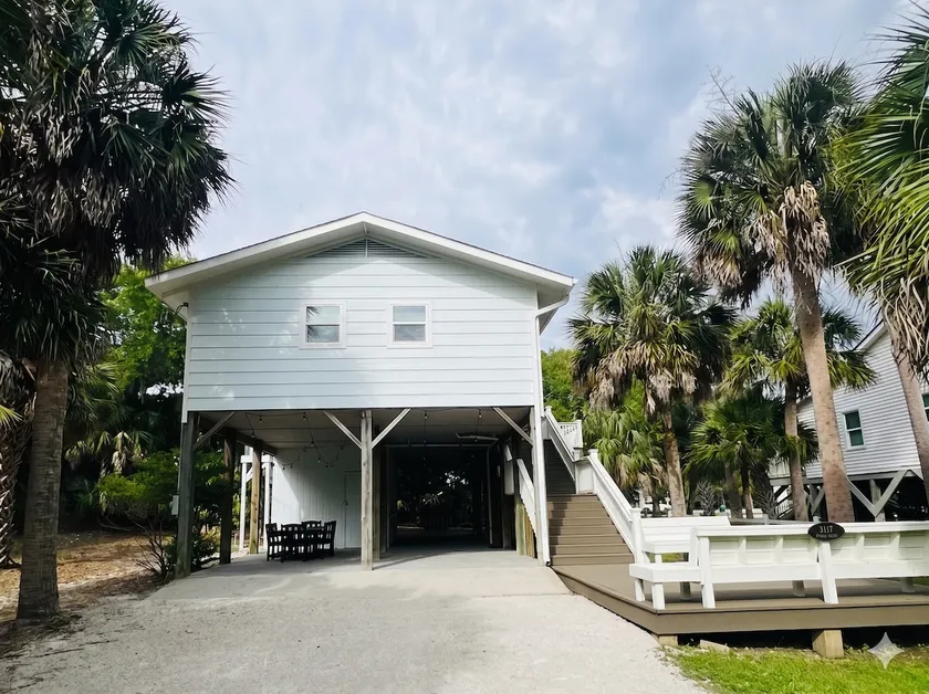 Beach Walkable Bungalow! Private + Beach Supplies - Image 1