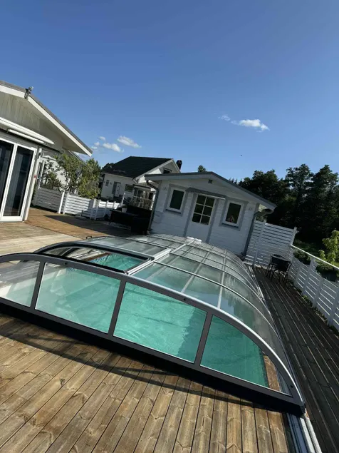 Stuga med pool . - Image 1