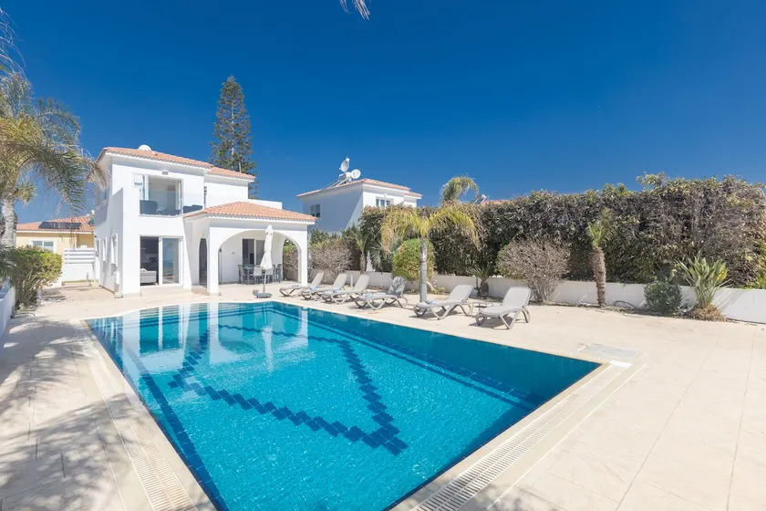 Villa Lenia, fantastisk 3BDR strandpromenade villa med pool, tæt på stranden - Image 1
