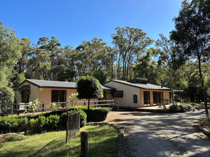 Duck Tree Lodge - Bush Retreat, Macedon Ranges - Image 1