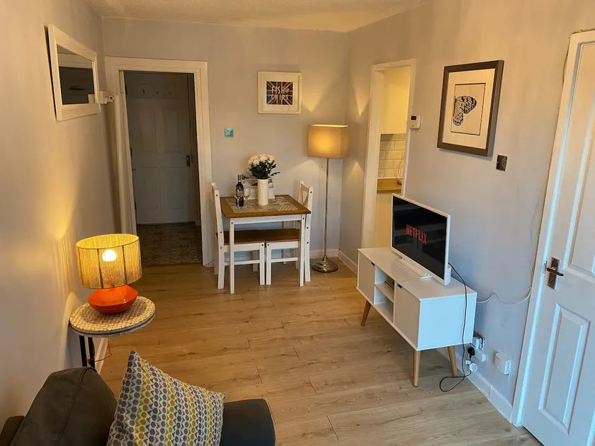 Cheshire Garden Apartment-Parking/Nr MAN Airport - Image 1