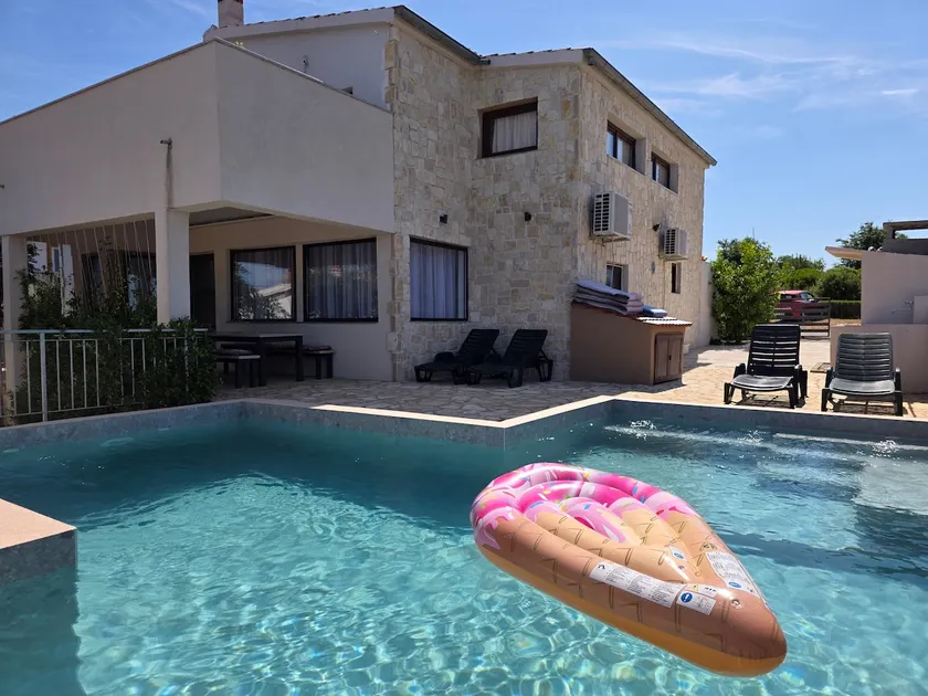Apartment with a pool in Villa Maslina - Image 1