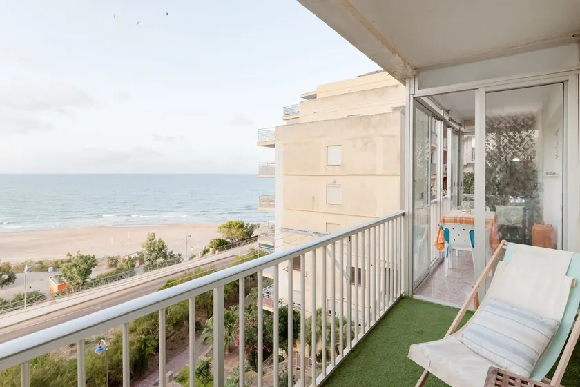 Seaview on the first line · pets allowed - Image 1