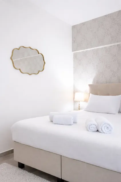 Tropicana Beachside Stay in Vouliagmeni - Image 1