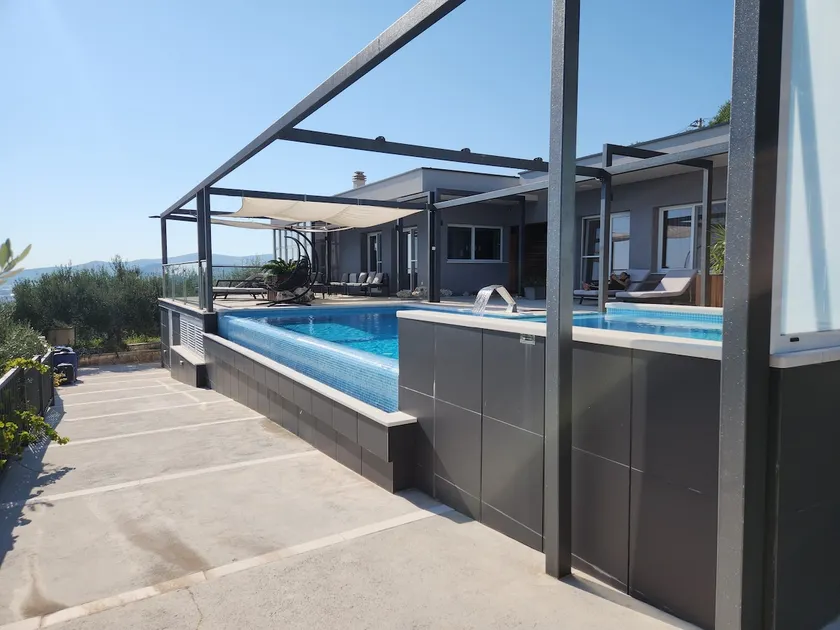 Villa Vickota, luxury accommodation with sea views - Image 1